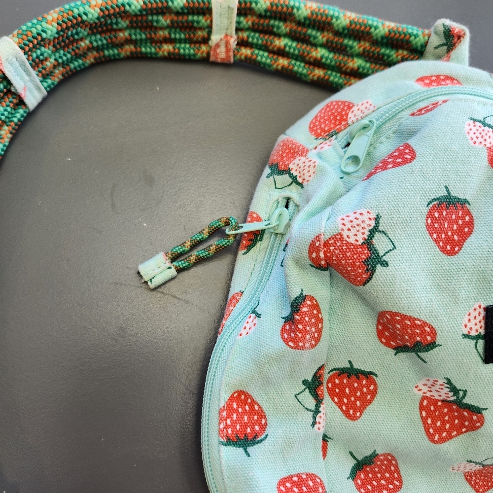 KAVU Switch Slinger Rope Bag ~ Strawberry Patch 🍓🍓🍓 Outdoor Hiking Accessory - Picture 4 of 13